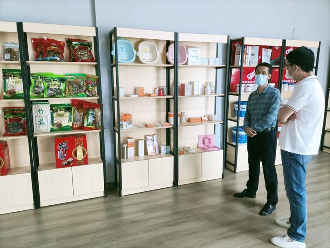 南平市商務局張澤華書記攜閩北日報記者蒞臨公共服務中心調研指導