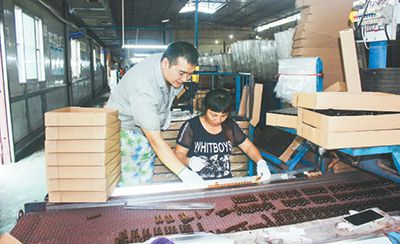 帶頭人指導工人制作玻璃瓶