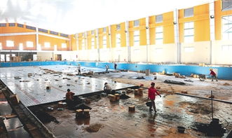 工人正在鋪設地面